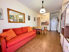 Huoneisto, 1 makuuhuone, parveke, kaupunkinäköala | Olohuone