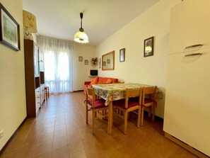 Appartement, 1 chambre, balcon, vue ville | Salle à manger