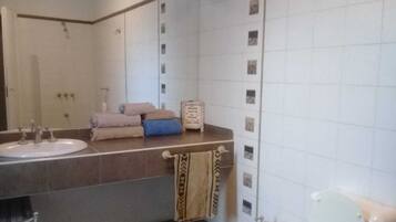 House, 2 Bedrooms, Accessible, Smoking | Bathroom | Combined shower/bathtub