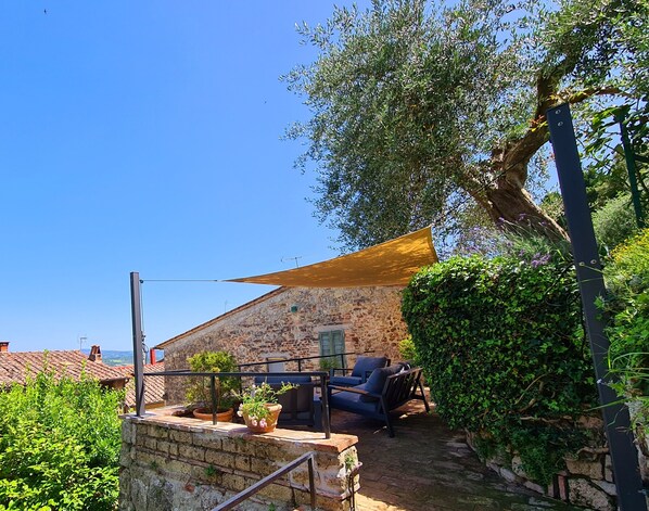 Terrace/patio - La Terrazza, Historic Tuscan Stone Residence With Garden and Terrace in Cetona (Cetona)