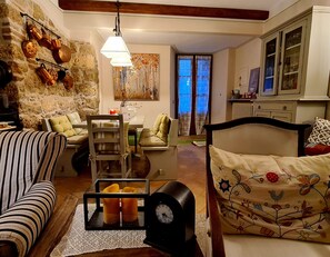 House, 3 Bedrooms, Balcony, Garden View | Living area | Books