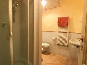 House, 3 Bedrooms, Balcony, Garden View | Bathroom - La Terrazza, Historic Tuscan Stone Residence With Garden and Terrace in Cetona (Cetona)
