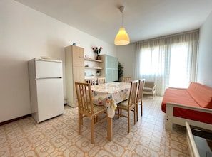 Appartement, 2 chambres, balcon, vue sur la ville | Salle à manger