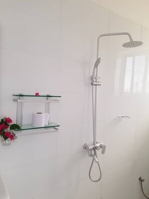 Chambre, 1 chambre, fumeurs, balcon | Salle de bain