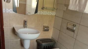 Apartment, 3 Bedrooms | Bathroom