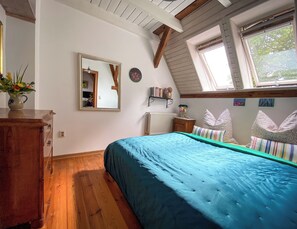 5 bedrooms, iron/ironing board, travel cot, free WiFi - The "studio" in a painter's country house (Poseritz)
