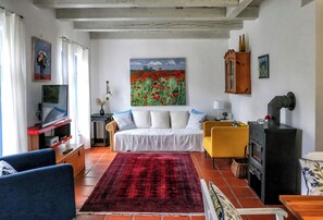DVD player, table football, ping pong, books - The "studio" in a painter's country house (Poseritz)