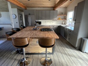 Réfrigérateur, four à micro-ondes, surface de cuisson, lave-vaisselle