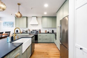 Fridge, microwave, oven, stovetop - Park Avenue Gem, Steps to Town Lift, Restaurants, Shopping, Main Street, Common Hot Tub! (Park City)