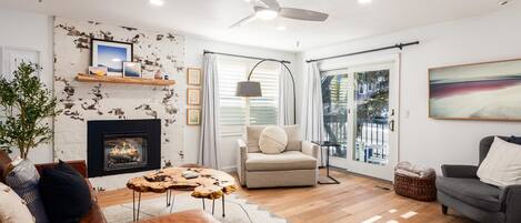 Televisión, chimenea, monitor de computadora