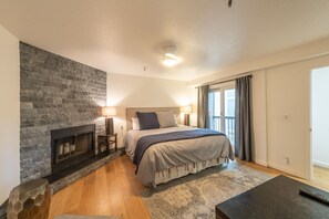 3 bedrooms, Internet, bed sheets - Park Avenue Gem, Steps to Town Lift, Restaurants, Shopping, Main Street, Common Hot Tub! (Park City)