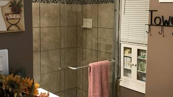 Dusche, Haartrockner, Handtücher, Seife