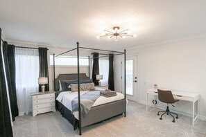 3 Schlafzimmer, Schreibtisch, Bügeleisen/Bügelbrett, Reisekinderbett