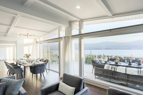 Stunning Home with a 180° view of the Lake + Hot Tub + Firepit + Pool Table 