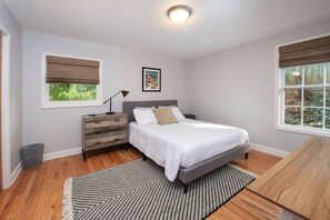 2 Schlafzimmer, Zimmersafe, Schreibtisch, Bügeleisen/Bügelbrett