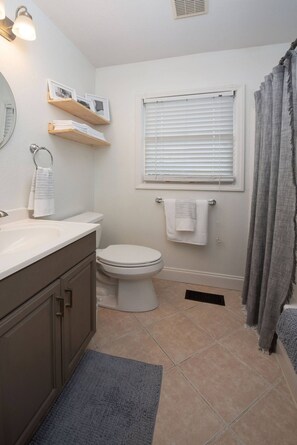 Haartrockner, Handtücher, Seife, Shampoo