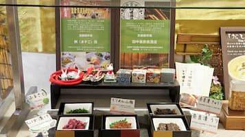 Présentation de divers produits alimentaires et de panneaux d’information dans un restaurant.