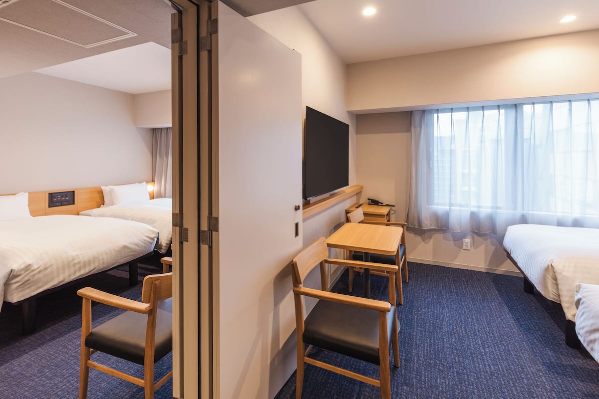 Comfort fyrbäddsrum - icke-rökare (Connecting Room) | Duntäcken, skrivbord, mörkläggningsgardiner och ljudisolering