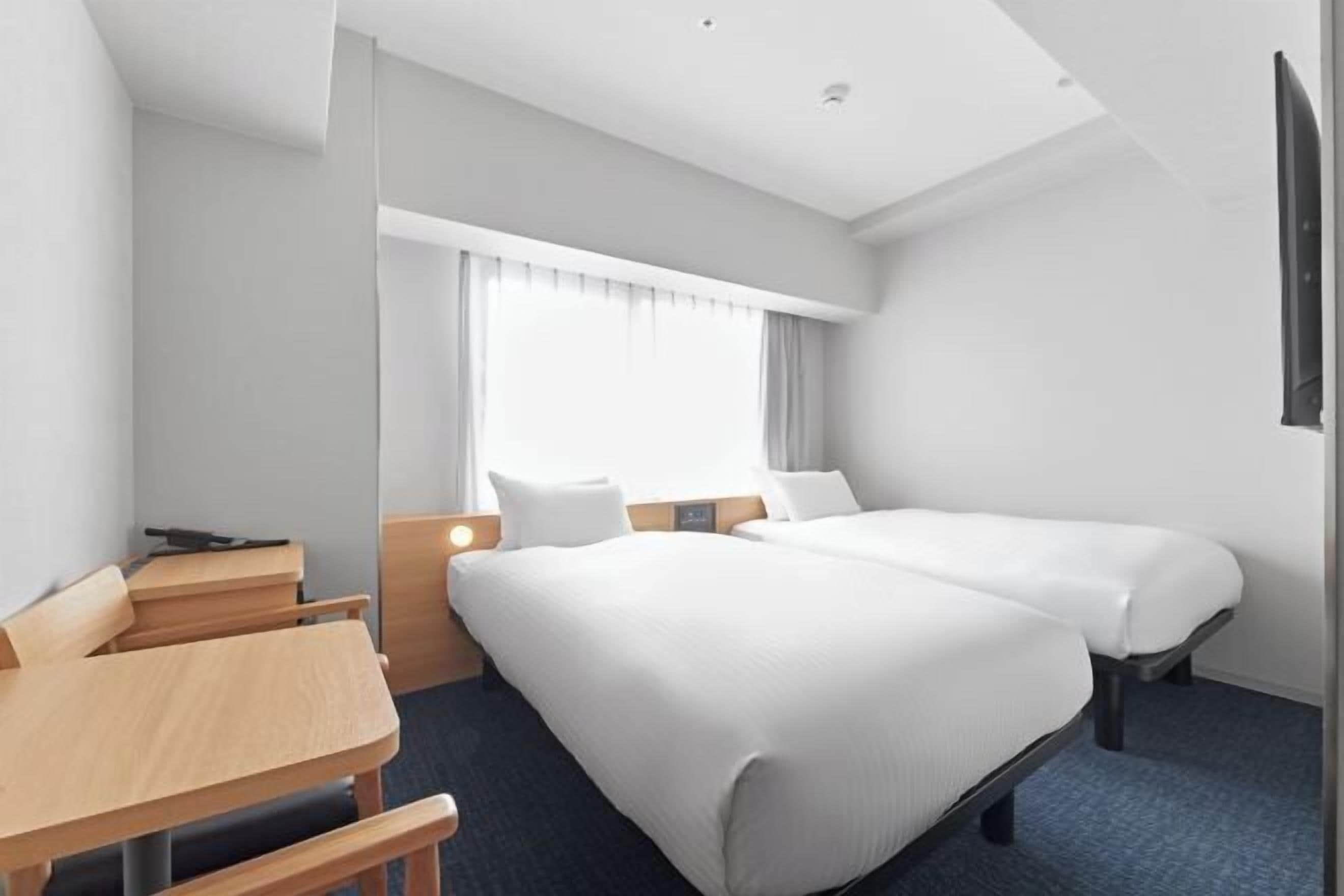 Selimut bulu angsa, meja kerja, tirai kedap cahaya, dan kedap suara