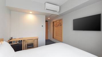 Kamar Double, Bebas Asap Rokok | Selimut bulu angsa, meja kerja, tirai kedap cahaya, dan kedap suara