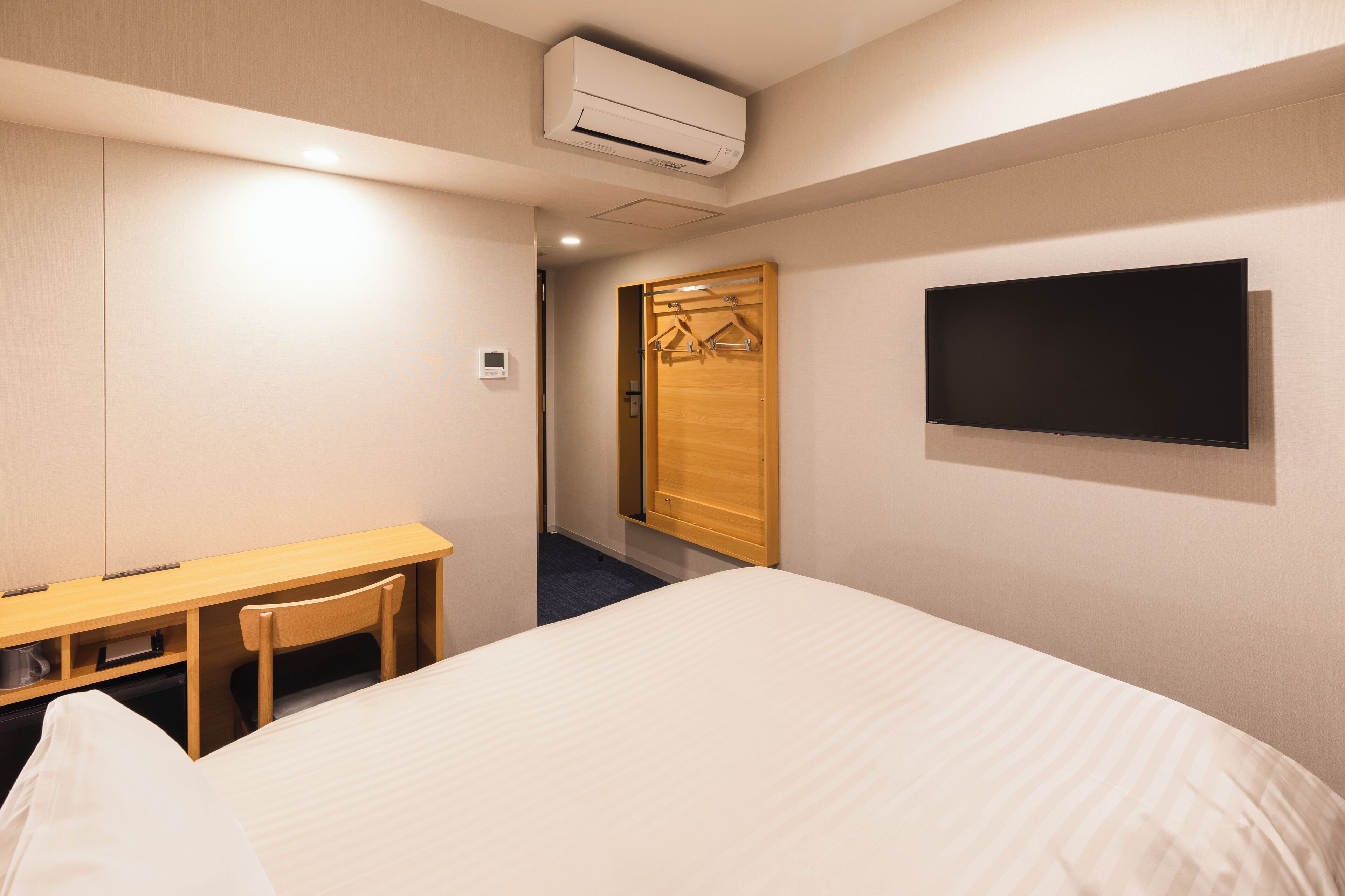 1 bedroom, down duvets, desk, blackout curtains