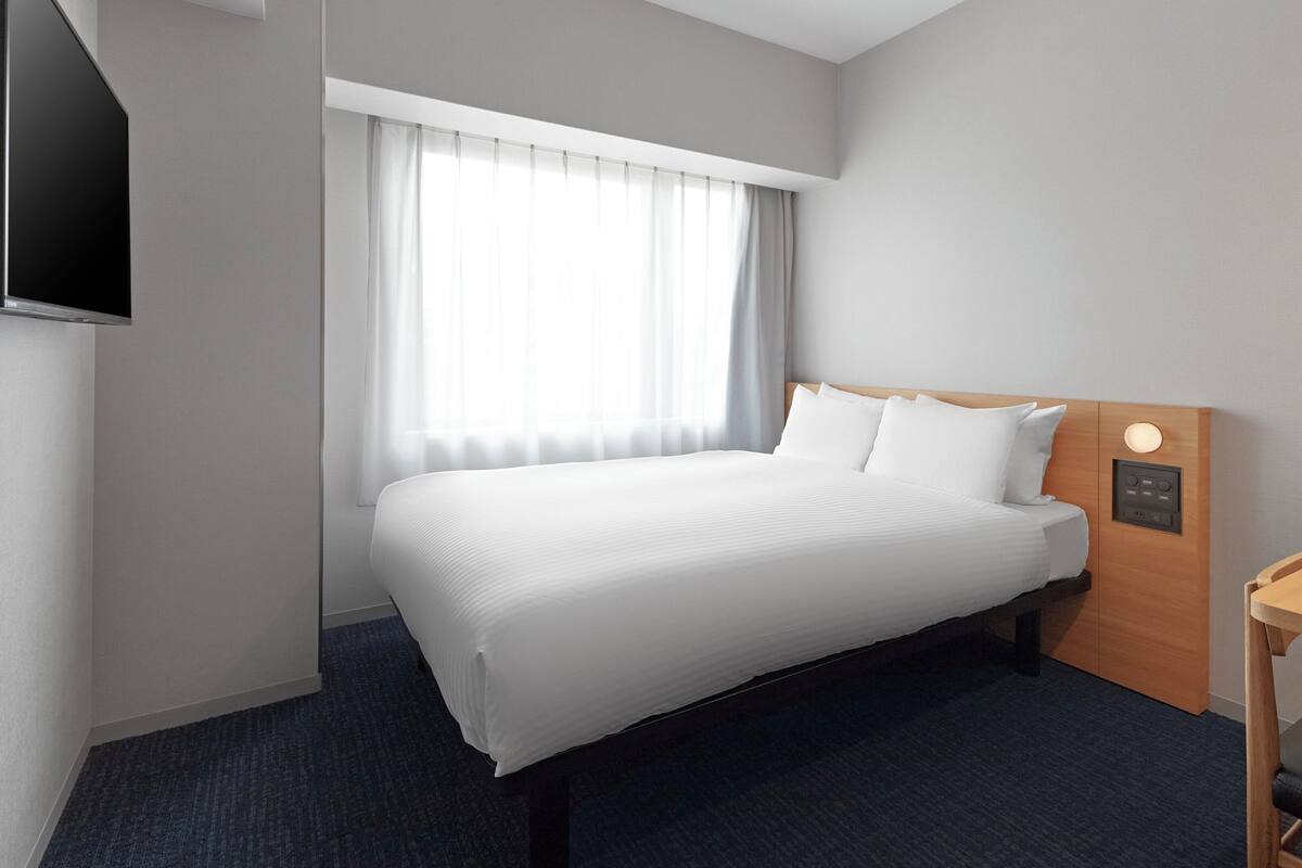 Down duvets, desk, blackout curtains, soundproofing