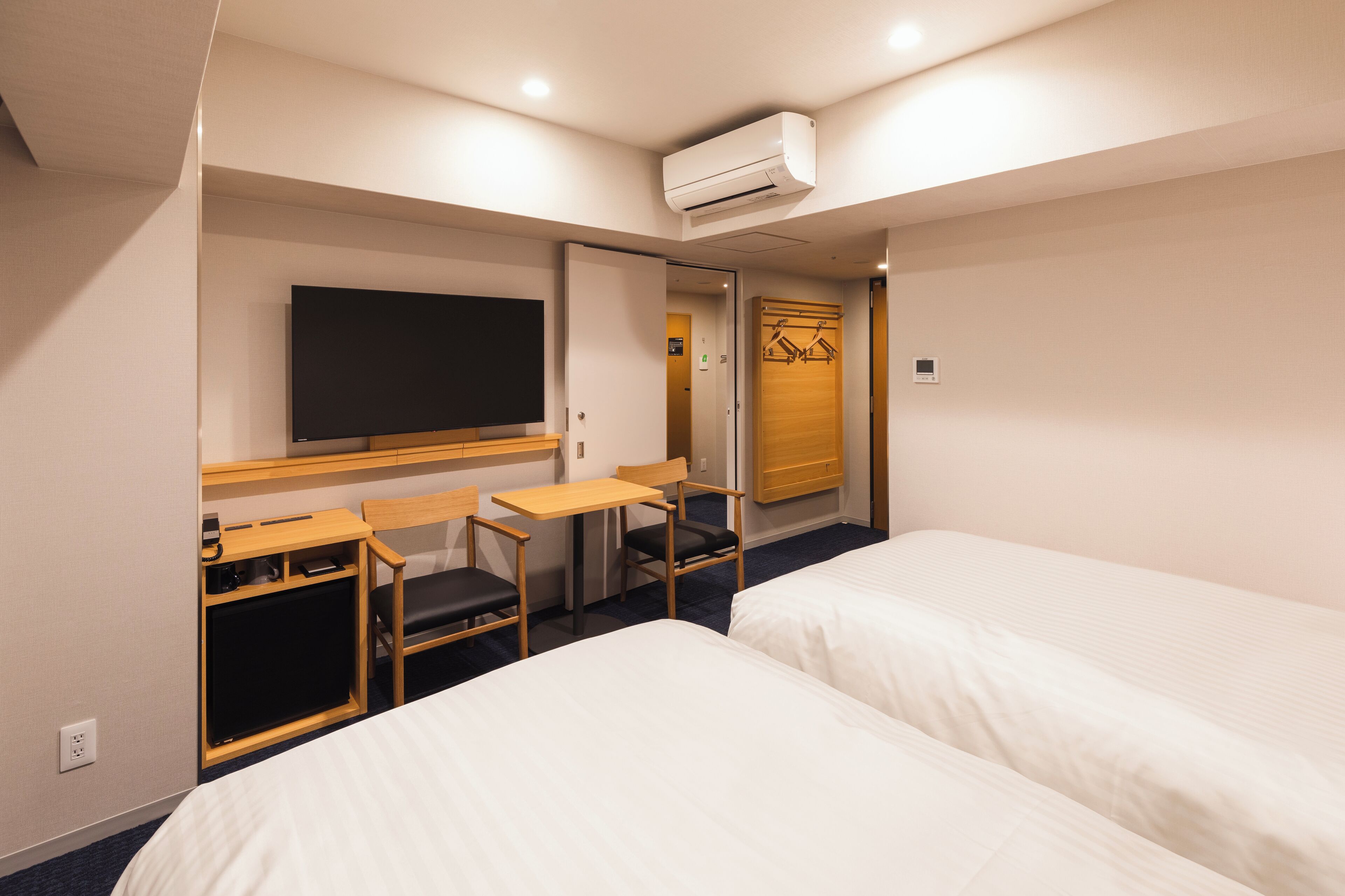 1 bedroom, down duvets, desk, blackout curtains