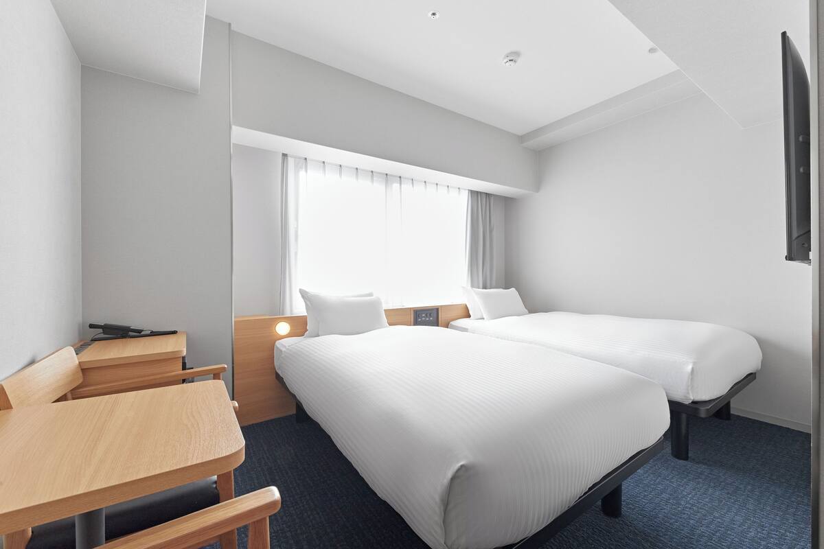 Twin Room, Non Smoking | Down duvets, desk, blackout curtains, soundproofing