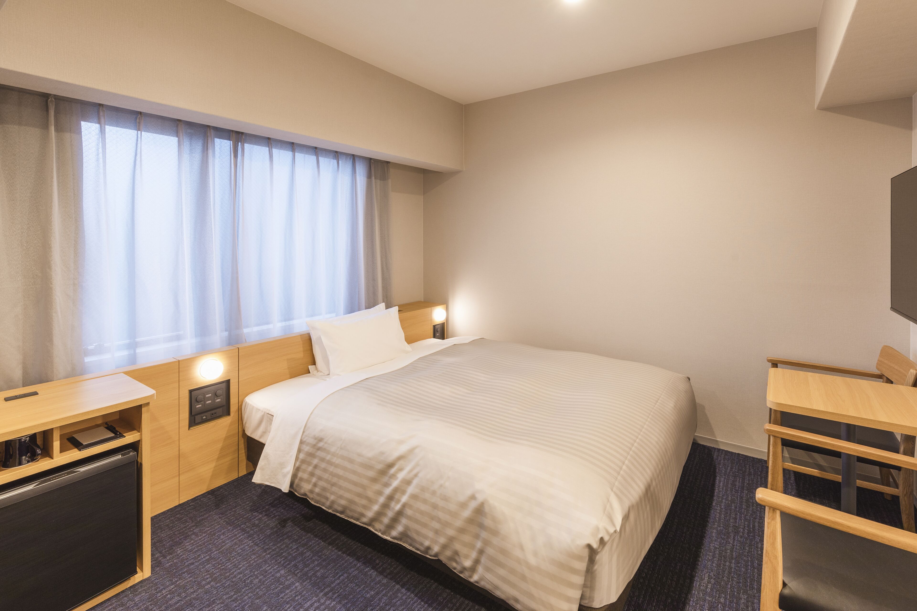 double room, accessible, non smoking | 1 bedroom, down duvets, desk, blackout curtains