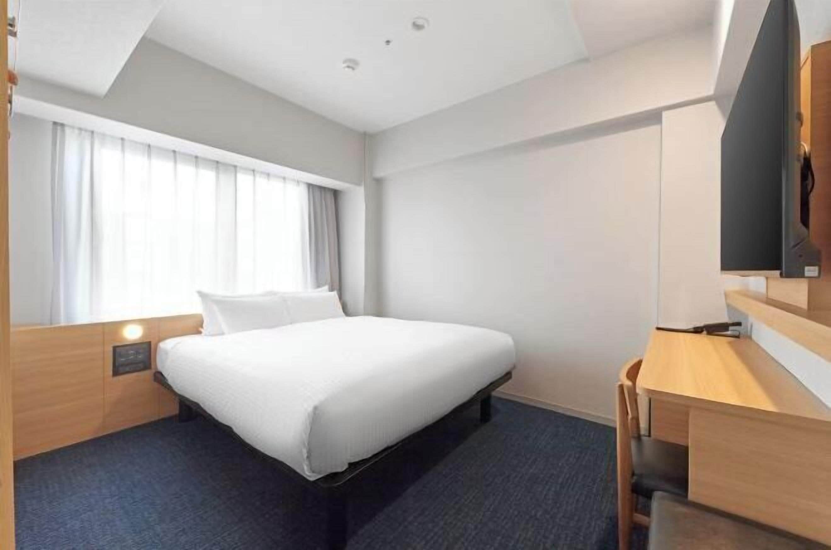 Selimut bulu angsa, meja kerja, tirai kedap cahaya, dan kedap suara