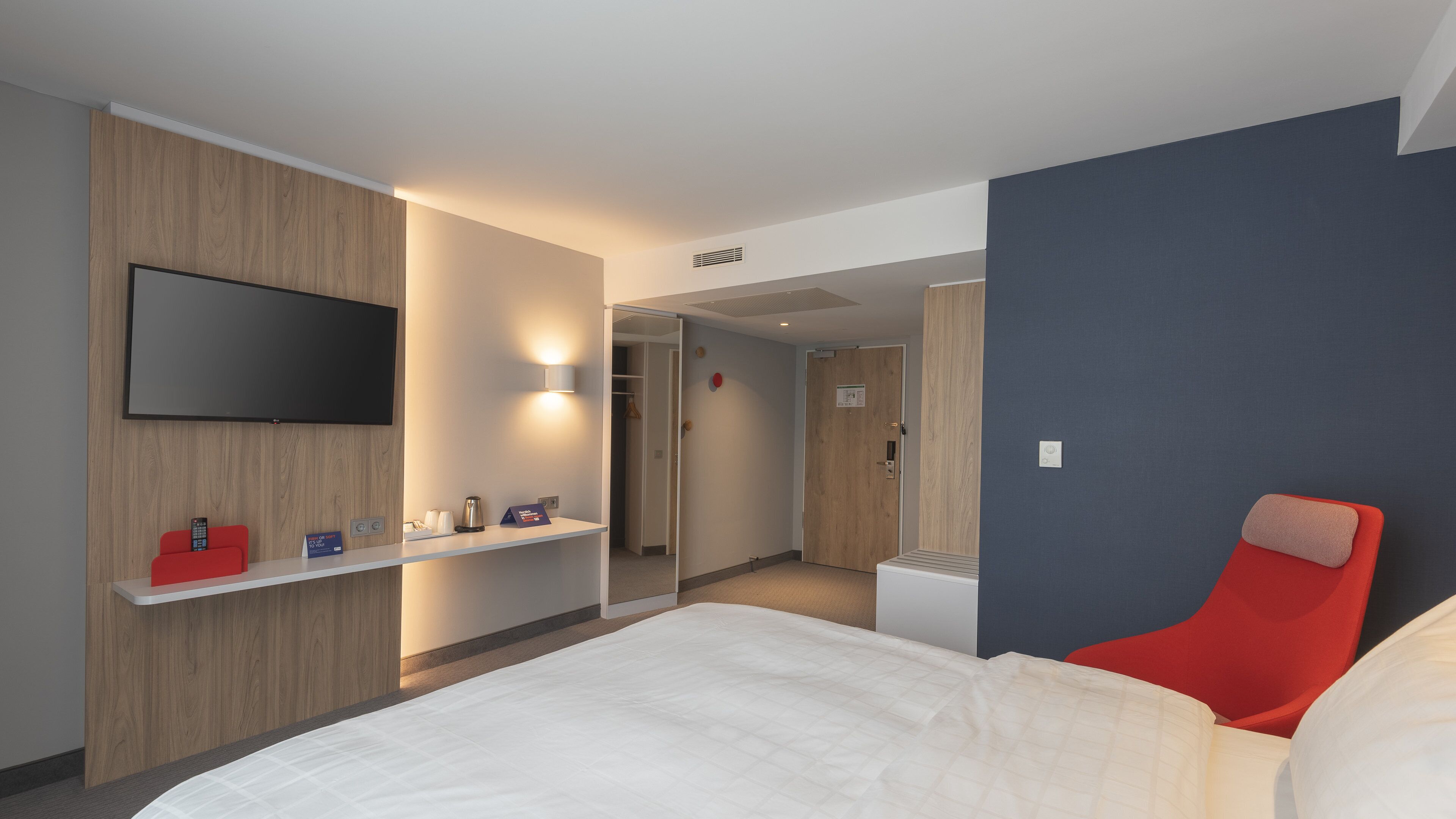 hypo-allergenic bedding, in-room safe, desk, laptop workspace