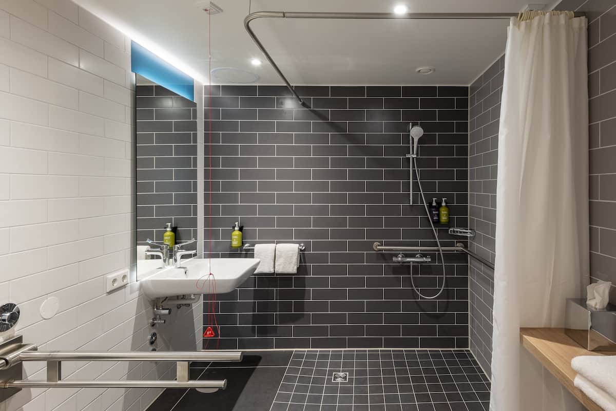 Standardzimmer, 1 Queen-Bett, barrierearme Badewanne | Allergikerbettwaren, Zimmersafe, Schreibtisch