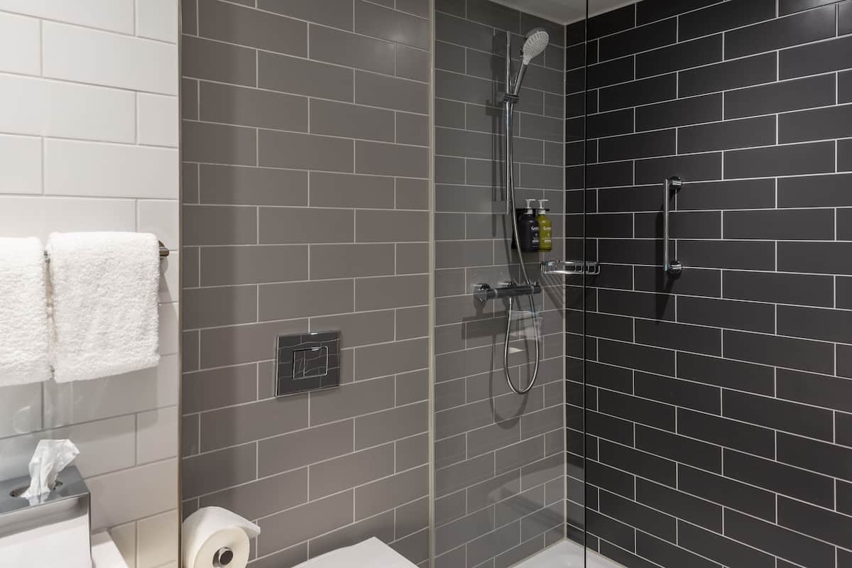 Dusche, Haartrockner, Handtücher, Seife