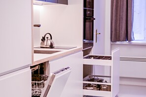 Fridge, microwave, oven, stovetop - Modern & Comfortable Apartment in the City Center (Sarajevo)