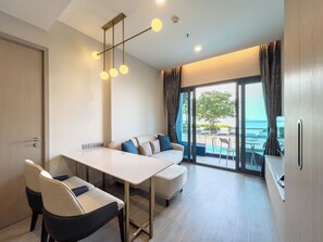 One Bedroom Suite with Pool Access | Zona de estar | Smart TV de 46 pulgadas con canales digitales