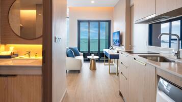 Deluxe Twin Room | Private kitchen | Fridge, microwave, electric kettle, cookware/dishes/utensils