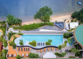 สระว่ายน้ำกลางแจ้ง