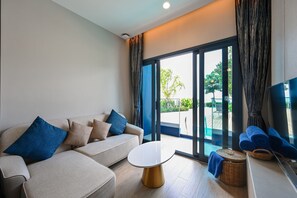 Two Bedroom Suite with Pool Access | Zona de estar | Smart TV de 46 pulgadas con canales digitales