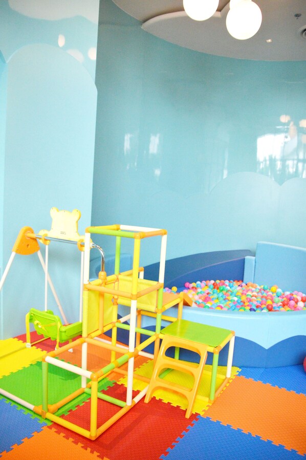 A play area with a climbing structure, a ball pit, and colorful foam mats. - S. Sriracha Hotel and Residence (Si Racha)