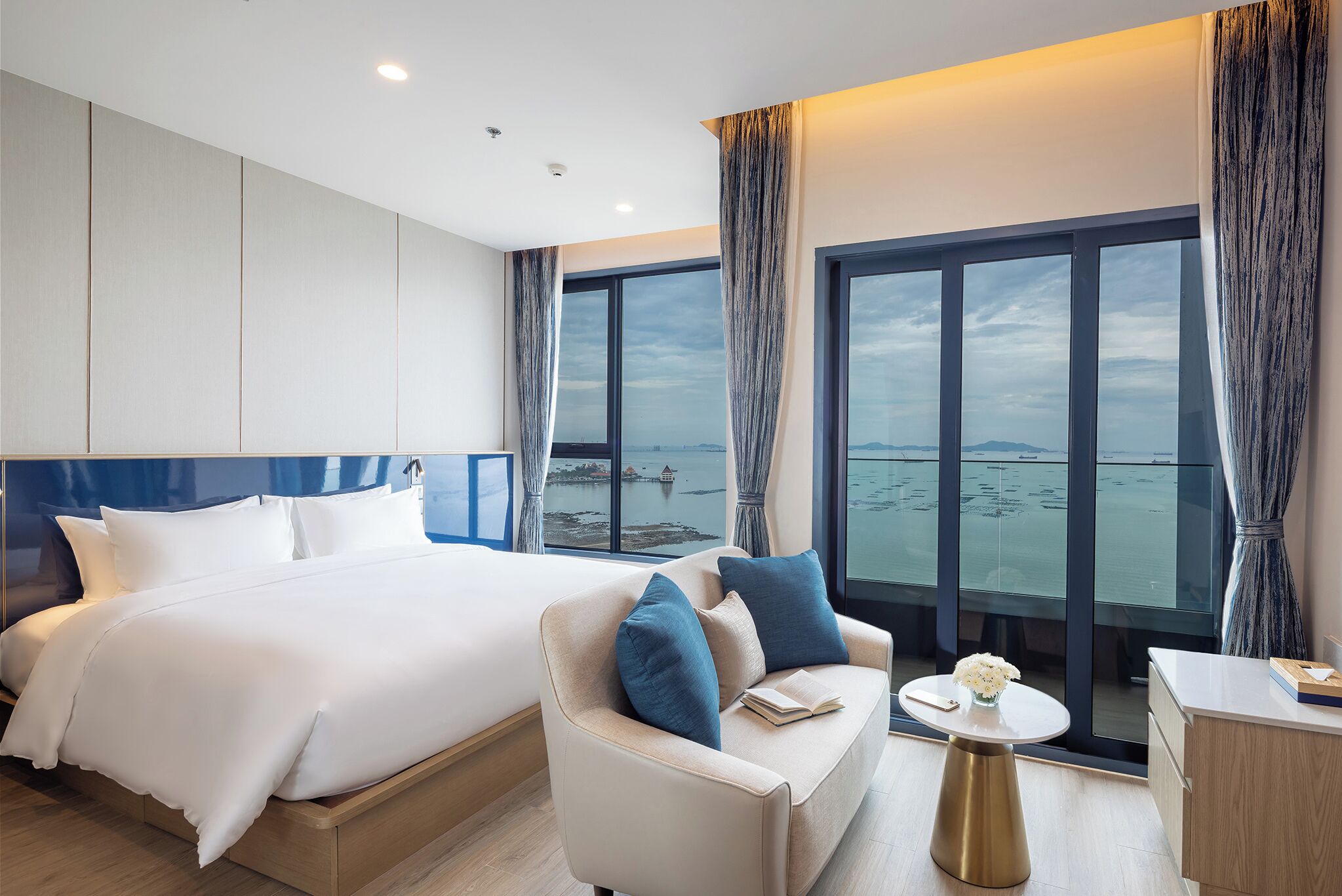 Deluxe King Room | In-room safe, individually furnished, desk, blackout drapes