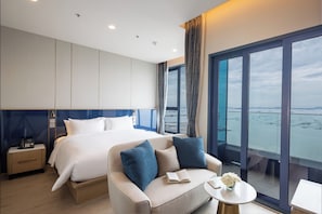 In-room safe, individually furnished, desk, blackout curtains - S. Sriracha Hotel and Residence (Si Racha)