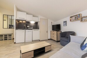 Smart TV, books, stereo