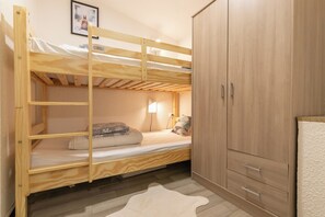 2 bedrooms, iron/ironing board, travel cot, free WiFi