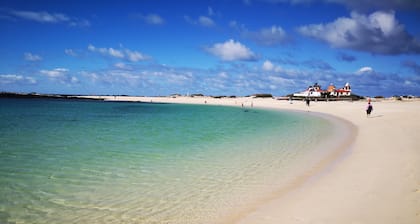 Modern 3 bedroom house close to the beach with a large pool. Sleeps 6 people