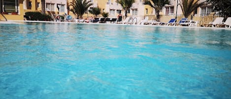 Una piscina al aire libre