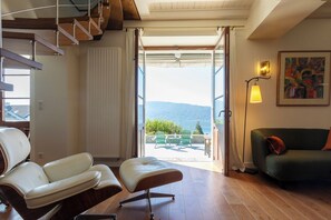 Fernseher, DVD-Player, Bücher