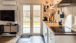 Eine Küche mit Einbauherd, Spüle und Fenster mit Außenblick.
