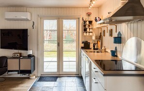 Kühlschrank, Mikrowelle, Herdplatte, Geschirrspüler