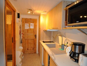 Een koelkast, een magnetron, een oven