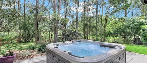 Outdoor spa tub